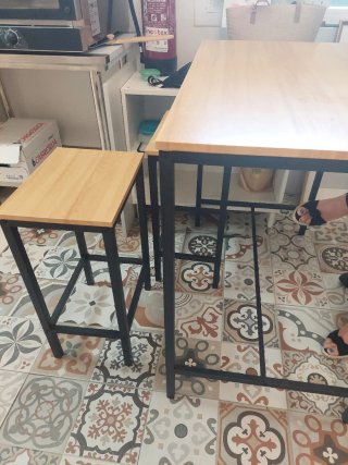 Mesa alta con 4 taburetes