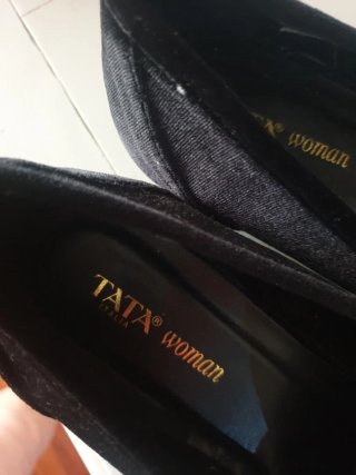 Zapatos de terciopelo negros con cadena dorada