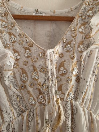 Vestido blanco y dorado talla M