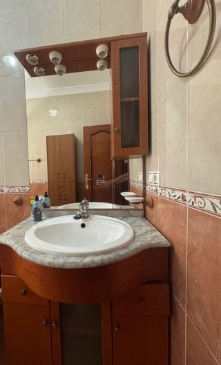 Mueble de baño con espejo y lavabo