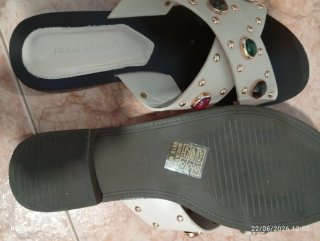 Sandalias Ideal Shoes pedrería multicolor