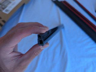 Perfiles negros autoadhesivos