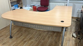 Mesa de oficina madera y metal