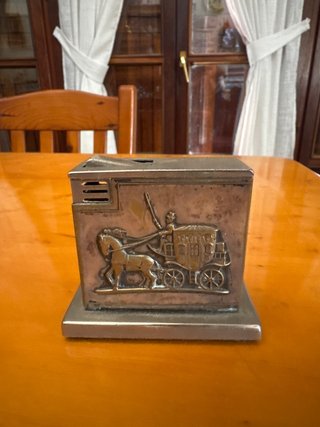 Mechero antiguo con carroza y caballo