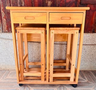 Mesa auxiliar con 2 taburetes
