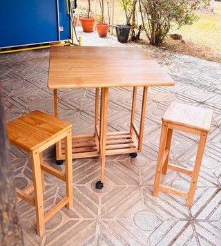 Mesa auxiliar con 2 taburetes