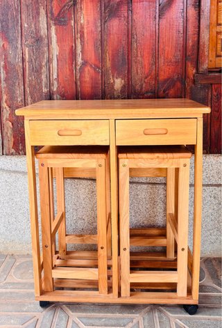 Mesa auxiliar con 2 taburetes