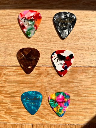 6 púas Fender: Heavy, Medium y Thin
