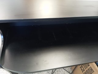 Mostrador negro madera montado