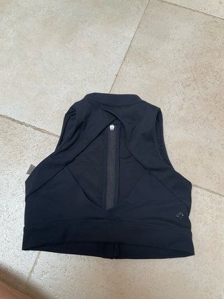Top deportivo negro con cremallera