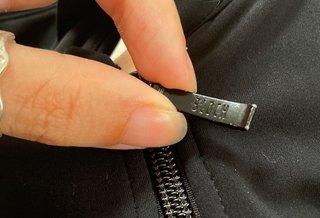 Top deportivo negro con cremallera