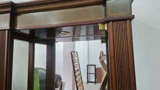 Vitrina de madera y cristal con luz
