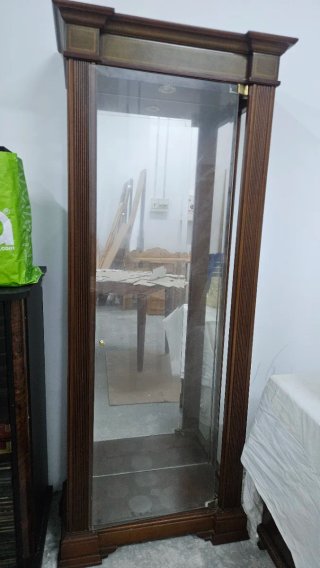 Vitrina de madera y cristal con luz