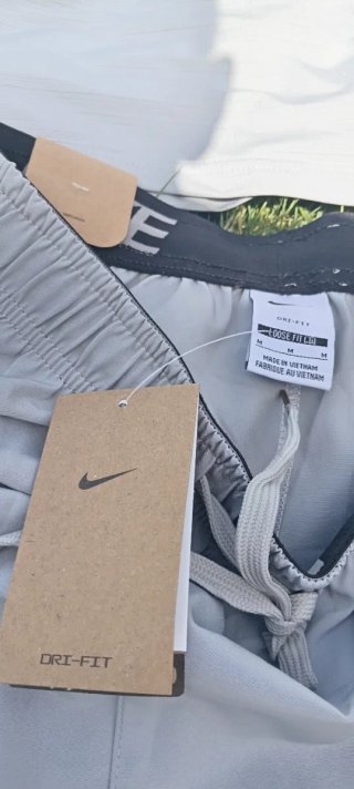 Conjunto Nike Gris Camiseta y Pantalón Corto