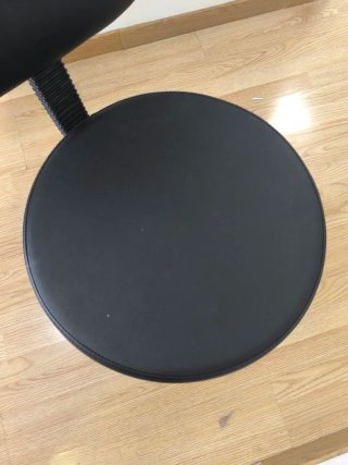 Taburete giratorio negro. Está como nuevo