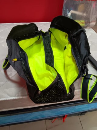 Bolsa de deporte negra y verde