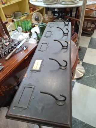 Perchero de pared metal y madera