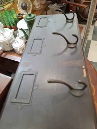 Perchero de pared metal y madera
