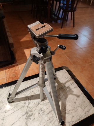 Trípode Velbon de aluminio para cámara