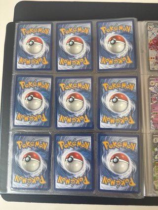 Collezione di carte Pokémon quasi completa