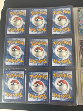Collezione di carte Pokémon quasi completa