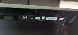 Televisor LCD panorámico Samsung de 32 pulgadas.