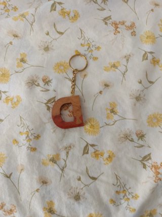 Llavero de resina con letra D