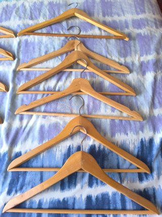 Lote 6 Perchas de madera naturales