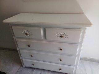 Cómoda blanca de madera