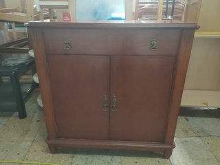 Mueble de madera marrón