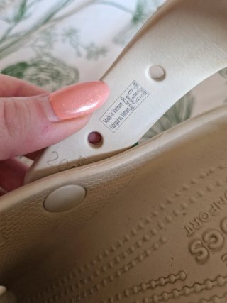 Crocs plataforma beige con charms
