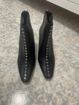 Botines Zara Negros con Tachuelas. Sin estrenar.