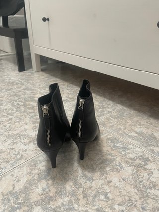 Botines Zara Negros con Tachuelas. Sin estrenar.