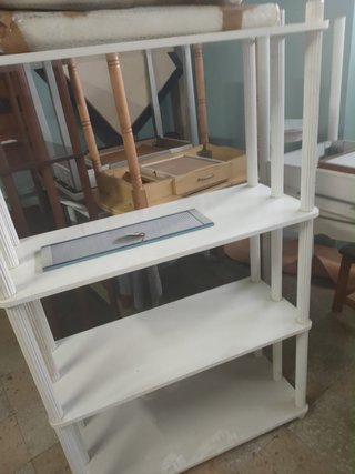 Estantería blanca de madera y cristal