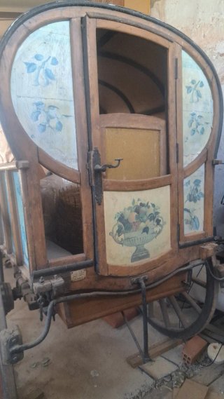 Tartana antigua de madera
