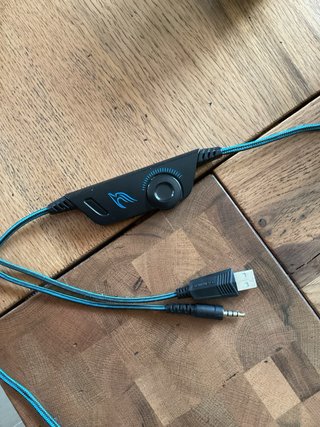 Auriculares gaming azul y negro