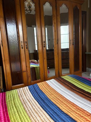 Armario de castaño con puertas de espejo