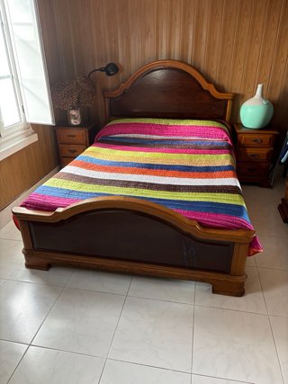 Armario de castaño con puertas de espejo