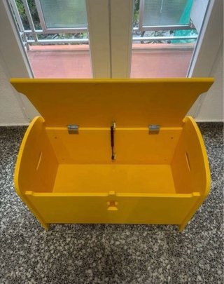 Baúl infantil de madera amarillo