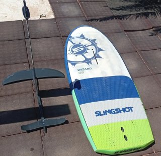 Tabla Foil Slingshot 125L con foil.