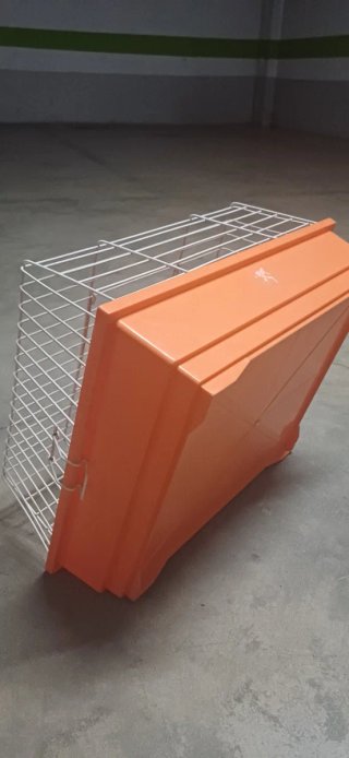 Jaula para mascotas naranja y blanca