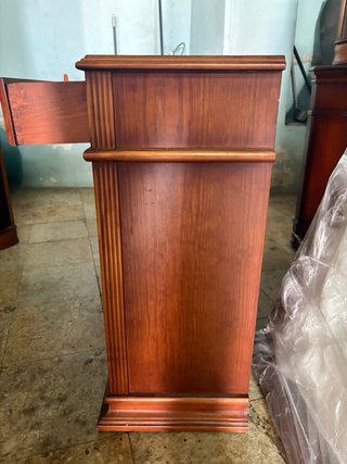 Mueble de madera con cajones y estantes