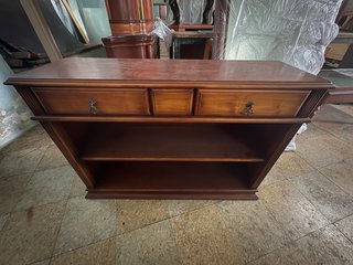 Mueble de madera con cajones y estantes