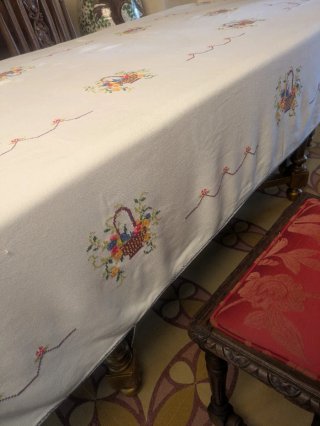 Mantel beige bordado flores y cestas