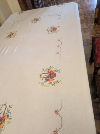 Mantel beige bordado flores y cestas
