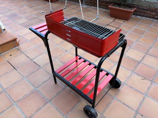 Barbacoa de carbón con carrito y ruedas