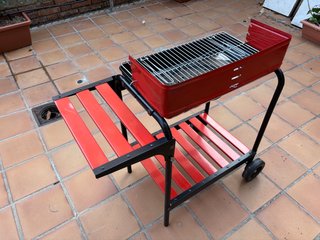 Barbacoa de carbón con carrito y ruedas