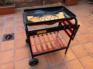 Barbacoa de carbón con carrito y ruedas