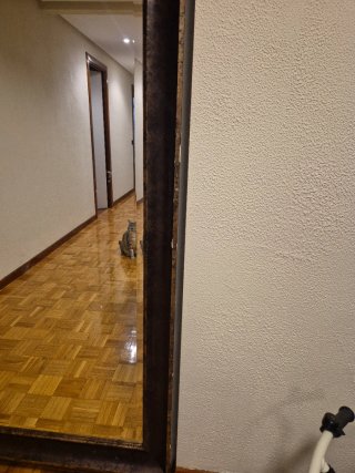 Espejo grande marco oscuro madera