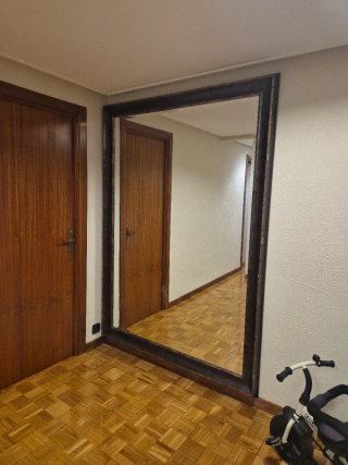 Espejo grande marco oscuro madera
